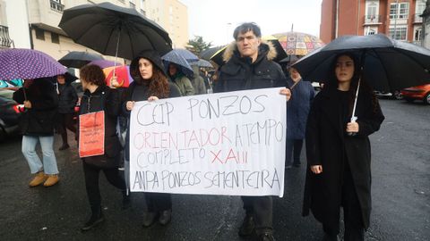Representantes del ANPA del CEIP Ponzos en la �marcha f�nebre� por la educaci�n p�blica en Ferrol.
