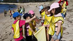 Campaa de limpieza de las playas de O Muio y Lamia (A Guarda), llevada a cabo por alumnos de tres centros de la zona durante el ltimo curso acadmico.