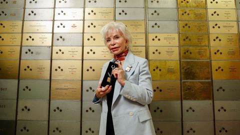 La escritora Isabel Allende deposita su legado en la Caja de las Letras del Instituto Cervantes en Madrid, en mayo del 2025.