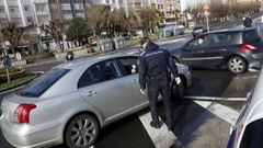 Imagen de archivo de laPolic�a Local de Ribeira haciendo controles