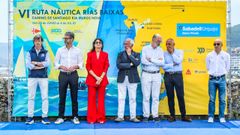 Organizadores, patrocinadores y autoridades posan en Baiona durante la presentaci�n de la peregrinaci�n n�utica que partir� el pr�ximo lunes hacia Santiago.