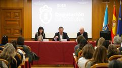 En el centro, el presidente de la Deputaci�n, Valent�n Gonz�lez Formoso.