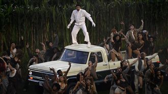 Bad Bunny, vestido de Zara en el espect�culo del intermedio de la �Super Bowl�