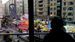 Imagen de archivo de uno de los vecinos que protest contra la Navidad con lazos en las ventanas