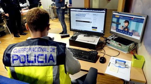Imagen de archivo de agentes de la Polic�a Nacional en Vigo