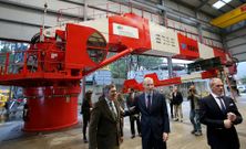 El delegado de Iberdrola en Galicia, junto a Francisco Conde y Patricio Fern�ndez, director general de Industrias Ferri ante la gr�a. 