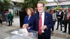 Abel Caballero votando ayer en las elecciones municipales del 28M.