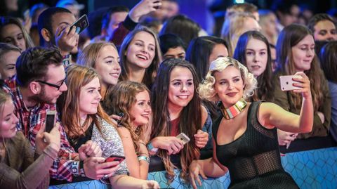 La cantante britnica Anne-Marie posa con sus fans a la llegada  a la gala.