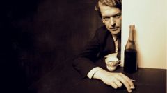 KINGSLEY AMIS Y LA BOTELLA. El idilio del alcohol y la literatura ha alumbrado celebradas p�ginas a lo largo de la historia, aunque la relaci�n con la botella pocas veces ha alcanzado tal grado de intimidad como la que protagoniz� el escritor ingl�s Kingsley Amis. La antolog�a reunida bajo el t�tulo �Sobrebeber� da buena cuenta de este duradero matrimonio. TERENCE DONOVAN ARCHIVE / MALPASO EDICIONES