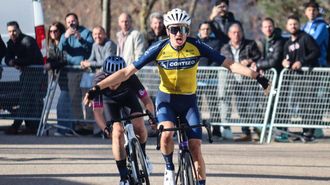 A cuatro kil�metros de meta, Martin Solhaug meti� una marcha m�s.