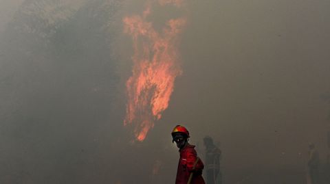 Un bombero trabaja en la extinci�n de un incendio en el pueblo de Freixo, en Marco de Canaveses, en el norte del pa�s