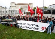 Las trabajadoras de Alfageme se concentraron ante la consellera de Industria.