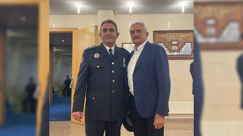 Emilio Vázquez, con el alcalde, tras recibir la distinción en A Estrada