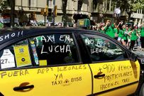 Taxi pintado con lemas en la manifestaci�n de Barcelona. 
