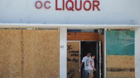 Una tienda tapada con tablones para prepararse ante �Irma�.