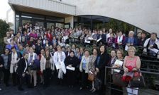 Participantes en el encuentro organizado por Femuro a la entrada del balneario de Laias. 