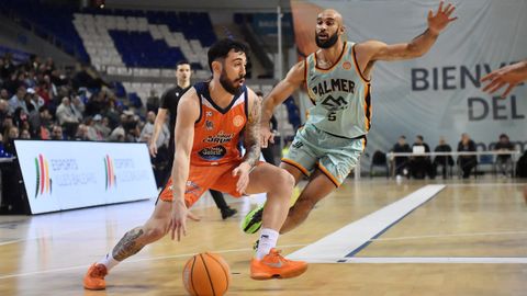 D&iacute;dac Cuevas defendido por Phil Scrubb durante el Palmer Basket-Leyma Coru&ntilde;a