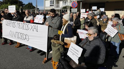 En imagen de archivo, concentracin promovida por el movimiento asociativo ante el centro de salud de O Vicedo para reclamar mdicos