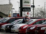 Un vendedor de coches de las marcas Jeep y Dodge pone el precio a veh�culos en Nueva Jersey