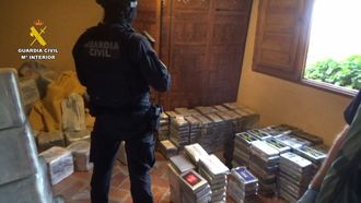 Imagen facilitada por la Guardia Civil del alijo incautado
