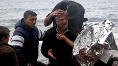 Un refugiado llora por la muerte de su mujer. Ayer en Lesbos.