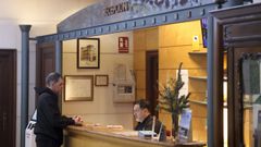 Hu�spedes llegando al Hotel Alda Suizo, que espera colgar el cartel de completo.