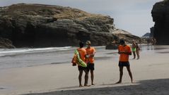 Socorristas en la playa de As Catedrais, el pasado d�a 26