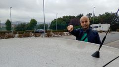 Un vecino de O Seixo muestra la suciedad en uno de los veh�culos aparcados tras las labores de limpieza municipal. 
