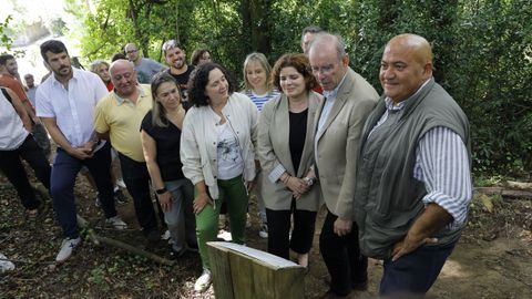 José Antonio Santiso, Manuel Vázquez Faraldo, María Rivas y Belén Docampo, de derecha a izquierda, en el momento de inaugurar la placa en el último tramo de la Senda dos Sentidos, con la aportación vecinal para que se llevase a cabo.