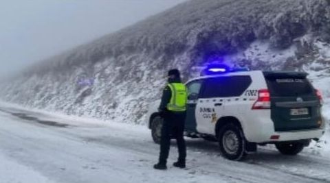 La Guardia Civil advierte a los conductores del corte de la carretera en Casaio