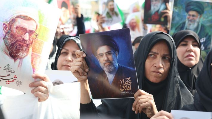 Ciudadanos iran&iacute;es se manifiestan en la plaza de Teher&aacute;n en apoyo a su Goberno.