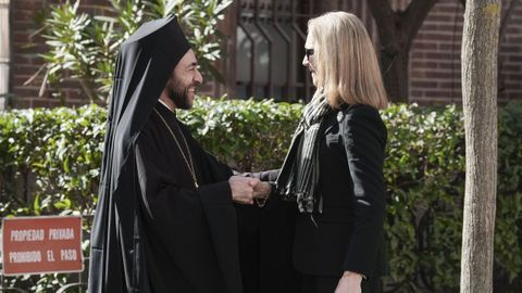 La infanta Elena saluda al sacerdote ortodoxa a su llegada a la catedral ortodoxa griega de San Andr�s y San Demetrio en Madrid