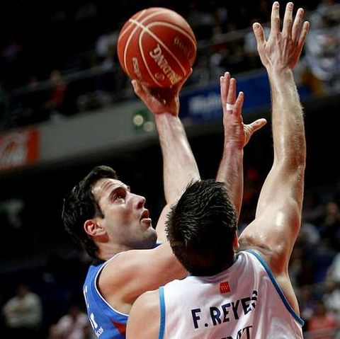 Oriol defendido por Reyes, en el Palacio de los Deportes.