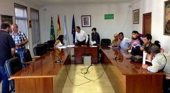 Otero y las funcionarias municipales hablan tras el pleno en el que se aludi� a su labor profesional.