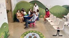 Charo Barca y Amaya Castro, presidenta y directora de la Fundaci�n Andrea; Elo�na N��ez, gerente del �rea sanitaria de Santiago y Barbanza; y Manuel Portela, jefe del servicio de pediatr�a del centro de salud Concepci�n Arenal, visitaron el �rea de pediatr�a de este centro tras las reformas promovidas por la fundaci�n