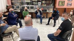 Un momento de la reuni�n entre el concejal de Seguridade, Germ�n Costoya, y representantes de vecinos y hosteleros.