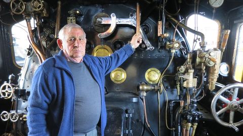 Jos&eacute; Gonda, en una locomotora de vapor de las que guiaba como maquinista