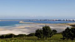 Vista del puerto exterior de punta Langosteira desde el dep�sito de agua de Arteixo. A la derecha, parte de la zona sur