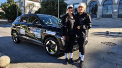 Shirley y Carmelina, junto al Hyundai Kona elctrico en el que compitieron.