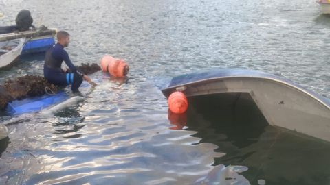 Embarcación hundida hace unos días tras soltarse y golpear contra otra, abriéndole una vía de agua