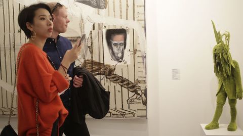 PINTURA DE REIMA NEVALAINEN EN DIÁLOGO CON UNA EXQUISITA ESCULTURA DE KIM SIMONSSON EN LA GALERÍA FORLSBLOM