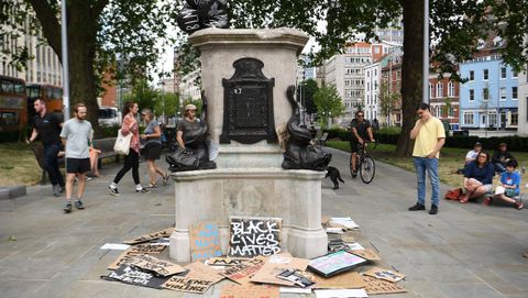 Los vecinos de Bristol obseran el pedestal donde estaba la estatua de Colston