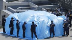 Las fuerzas de seguridad japonesas analizan el drone hallado en el tejado de la residencia de Abe