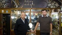 Jes�s Manuel, que falleci� en 2017, y su hijo Pablo, en la relojer�a en 2013