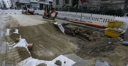 Los operarios casi han completado el relleno del socav�n que se produjo en la calle. 