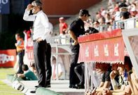 Quique Seti�n, oteando el horizonte junto al banquillo en el partido contra el Huesca.