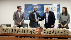 Juli�n Bustelo cediendo el testigo de la presidente de la mancomunidad Barbanza Arousa a Jos� Carlos Vidal