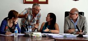 Manuel Rodr�guez discute con la secretaria municipal en el �ltimo pleno municipal.
