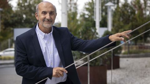 Celso Rodríguez, o mércores en Santiago, dedica todos os días un tempo a enviar correos