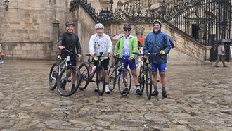 Budi�o (segundo por la izquierda) y varios de los amigos que le acompa�aron en esta aventura a su llegada a la plaza del Obradoiro